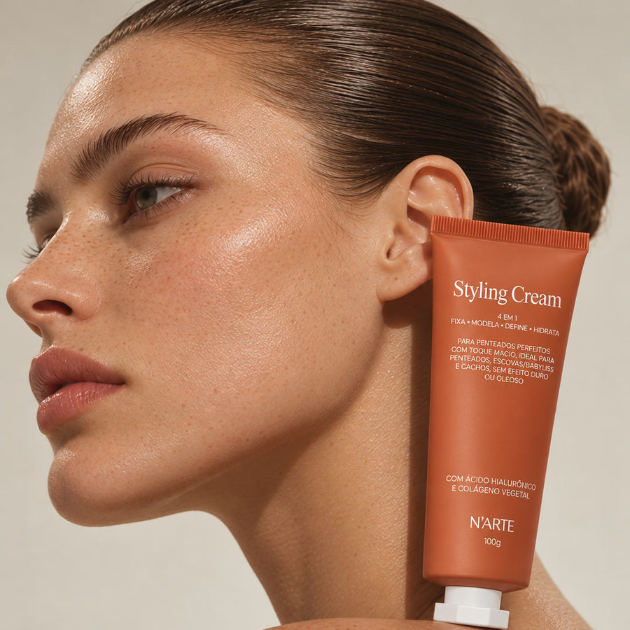 Modelo de perfil com o Styling Cream N'arte no ombro