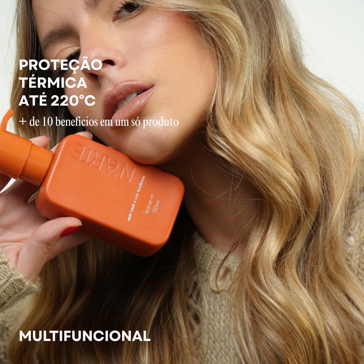 Mulher de cabelo loiro ondulado segurando o Leave-in Multifuncional