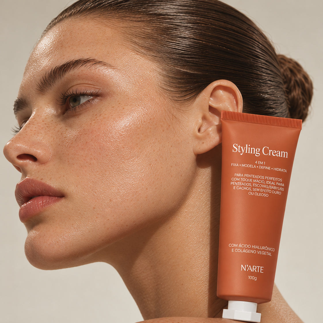 Modelo de perfil com o Styling Cream N'arte no ombro